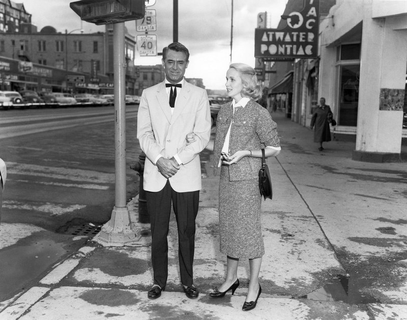 Cary Grant’s height - 6’1’’ (185.4 cm) Cary Grant’s height, weight and age